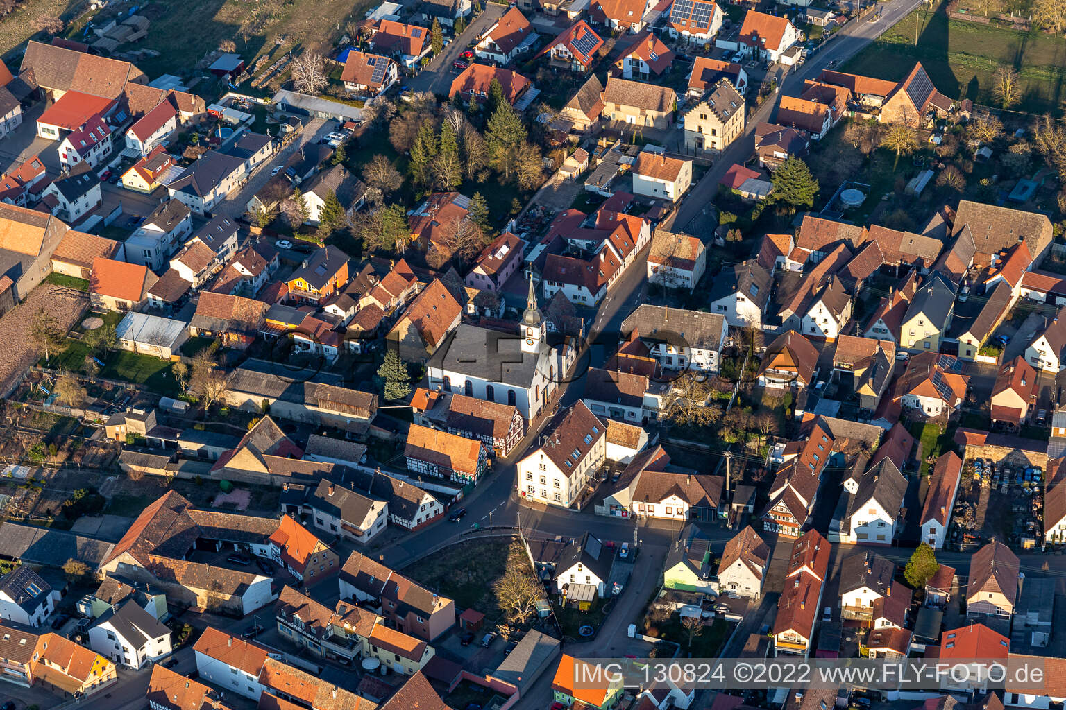 Vue aérienne de Église protestante Westheim - Paroisse protégée Westheim-Lingenfeld à Westheim dans le département Rhénanie-Palatinat, Allemagne