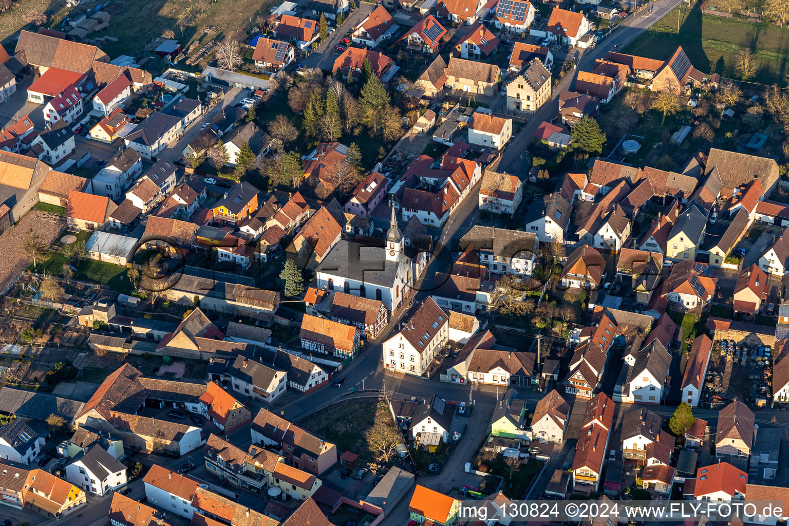 Vue aérienne de Église protestante Westheim - Paroisse Westheim-Lingenfeld à Westheim dans le département Rhénanie-Palatinat, Allemagne