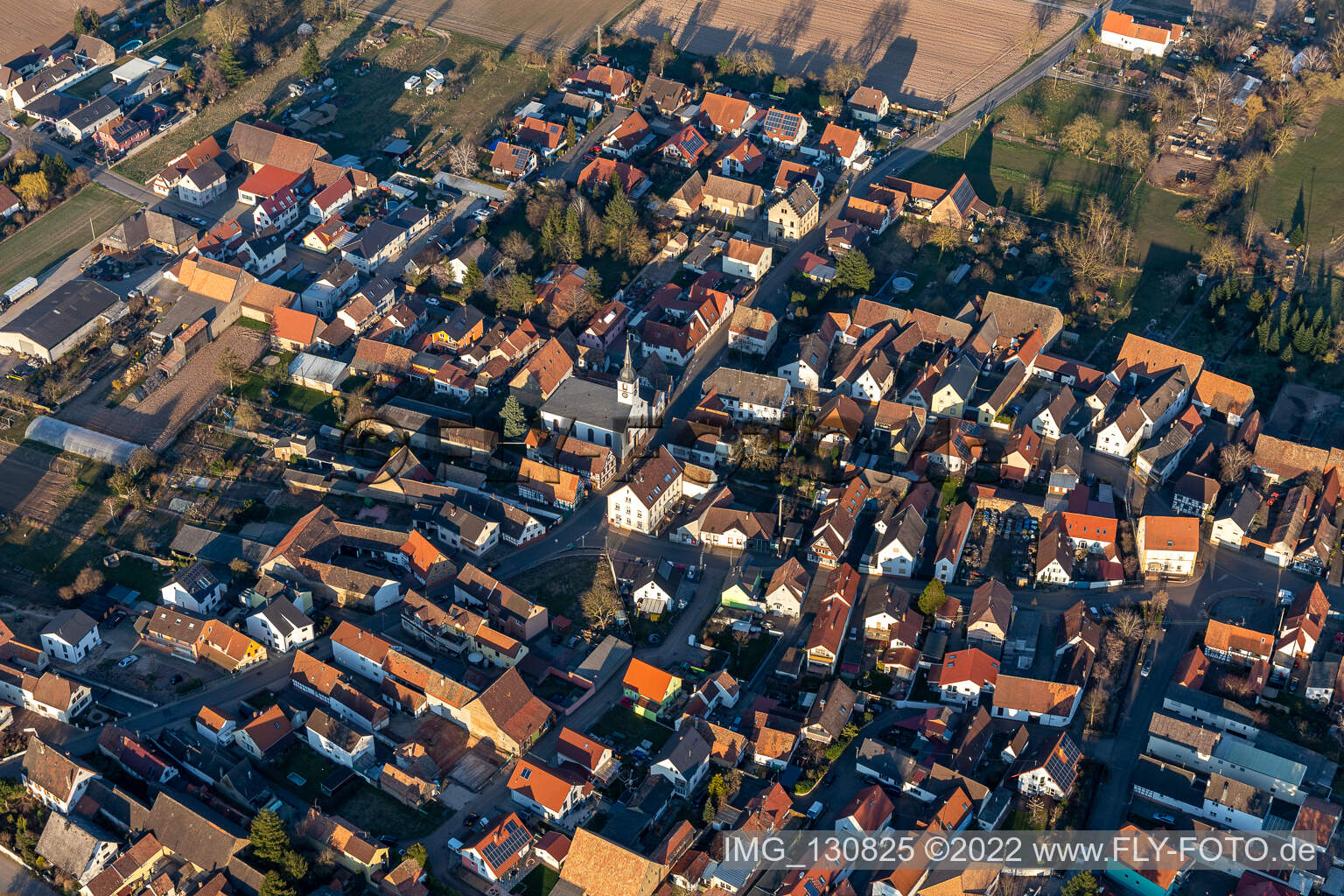 Vue aérienne de Église protestante Westheim - Paroisse protégée Westheim-Lingenfeld à Westheim dans le département Rhénanie-Palatinat, Allemagne