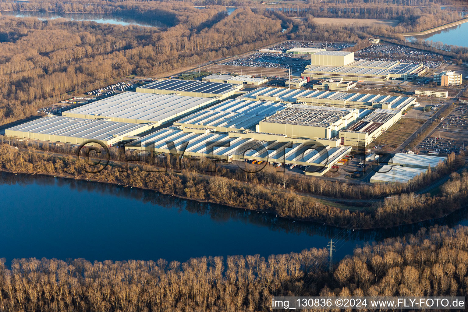 Vue aérienne de Centre logistique mondial Mercedes-Benz à Germersheim dans le département Rhénanie-Palatinat, Allemagne