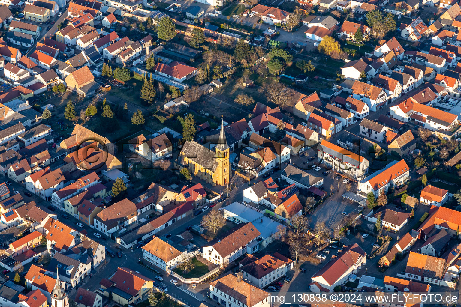 Vue aérienne de Église catholique Saint-Laurent à le quartier Mechtersheim in Römerberg dans le département Rhénanie-Palatinat, Allemagne