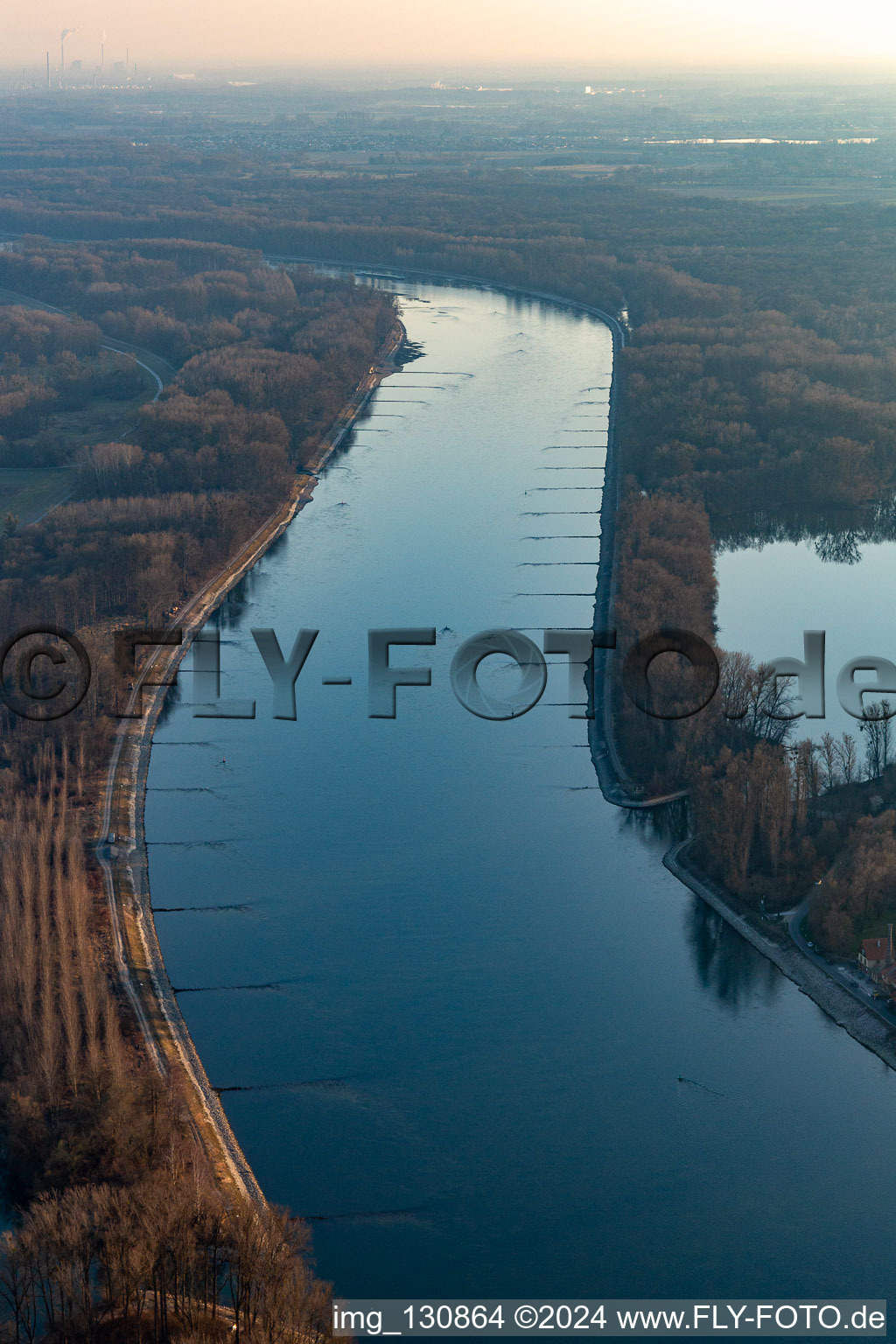 Vue aérienne de Rhin à Dettenheim dans le département Bade-Wurtemberg, Allemagne