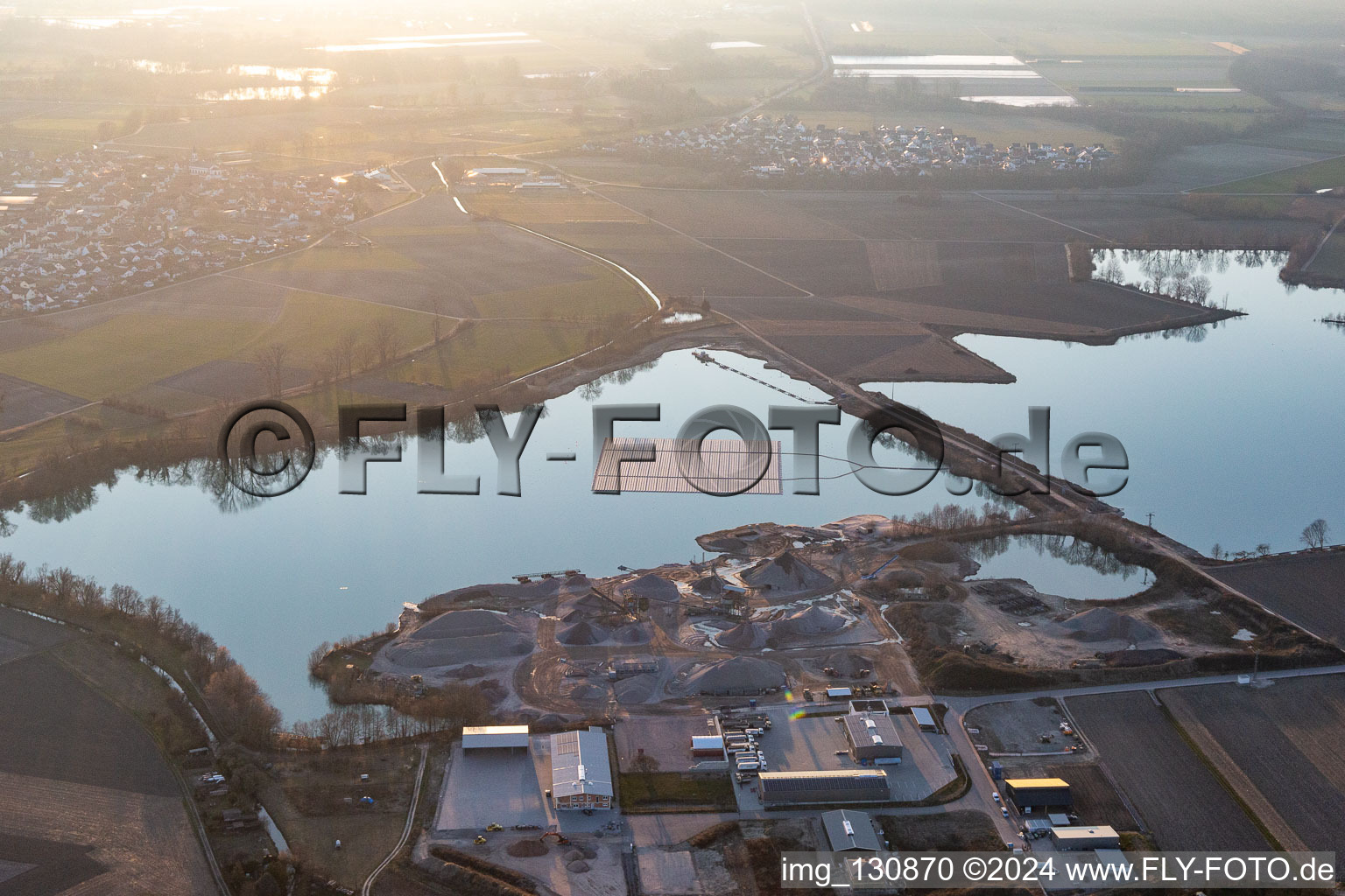 Vue aérienne de Ilôt photovoltaïque flottant sur l'étang de la carrière à Leimersheim dans le département Rhénanie-Palatinat, Allemagne