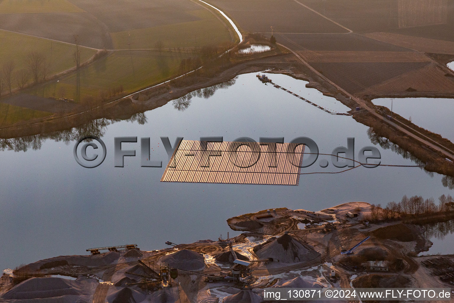 Vue aérienne de Ilôt photovoltaïque flottant sur l'étang de la carrière à Leimersheim dans le département Rhénanie-Palatinat, Allemagne