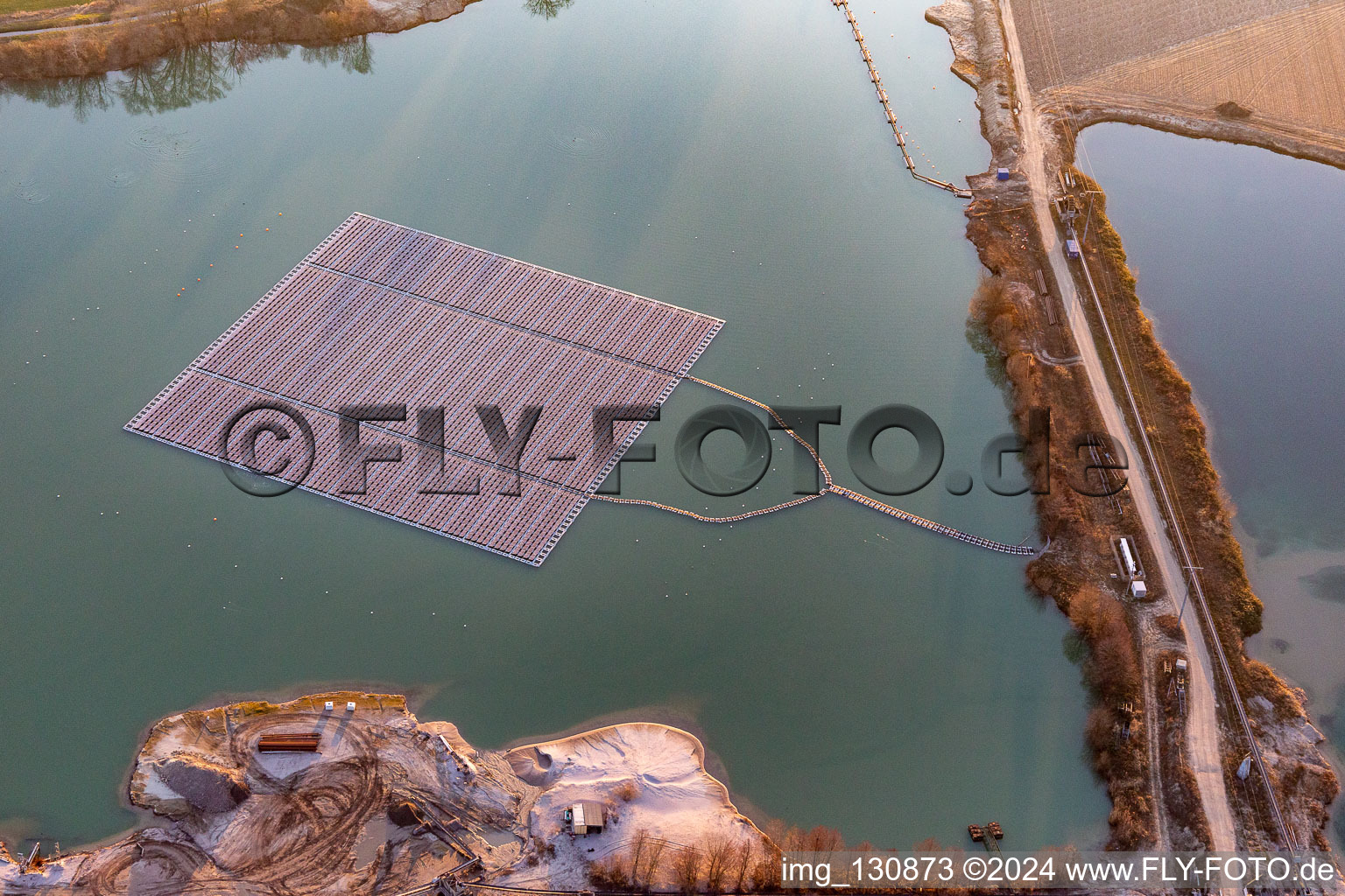 Photographie aérienne de Ilôt photovoltaïque flottant sur l'étang de la carrière à Leimersheim dans le département Rhénanie-Palatinat, Allemagne