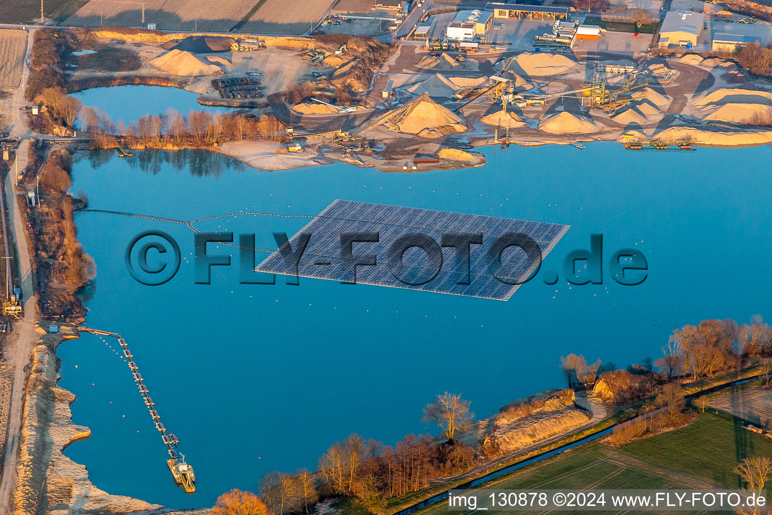 Vue oblique de Ilôt photovoltaïque flottant sur l'étang de la carrière à Leimersheim dans le département Rhénanie-Palatinat, Allemagne