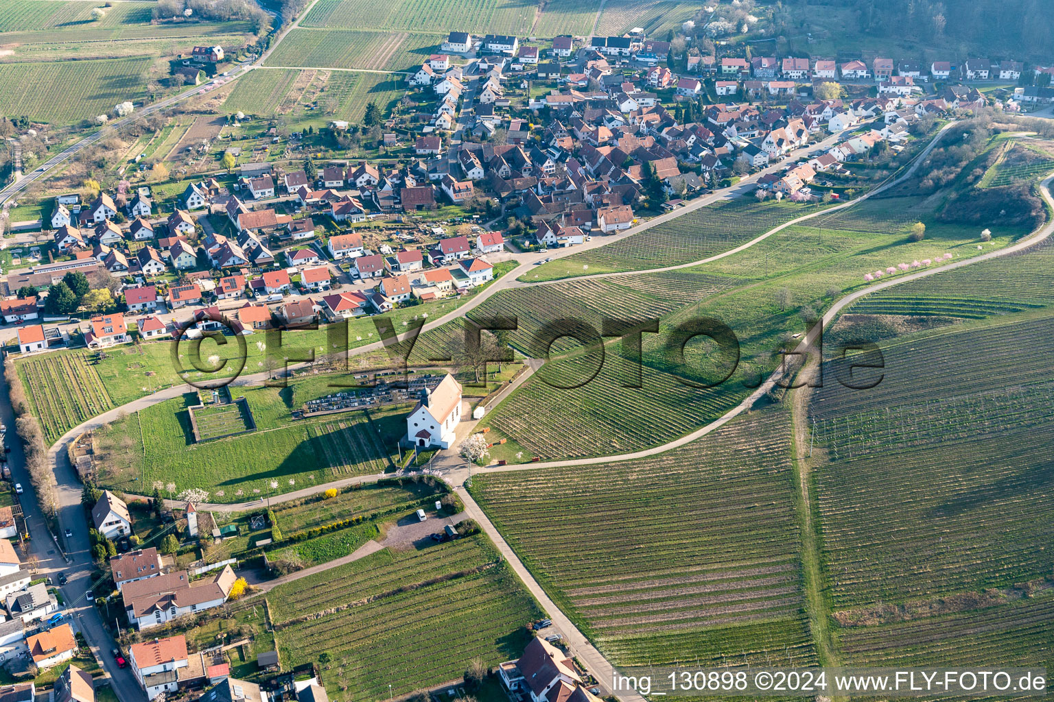 Vue oblique de Chapelle Saint-Denys (mariage) à le quartier Gleiszellen in Gleiszellen-Gleishorbach dans le département Rhénanie-Palatinat, Allemagne