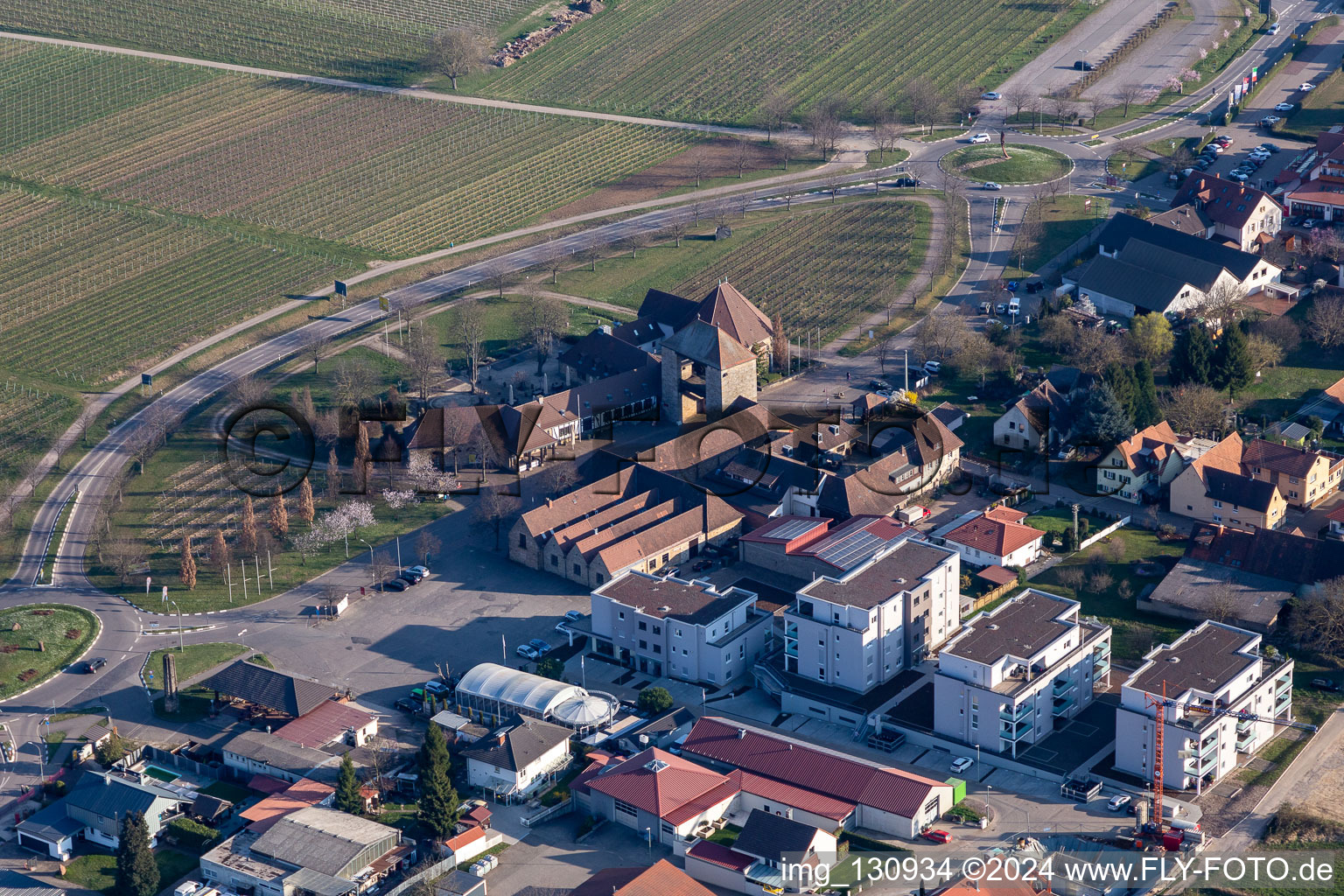 Vue aérienne de Restaurant allemand Weintor à le quartier Schweigen in Schweigen-Rechtenbach dans le département Rhénanie-Palatinat, Allemagne