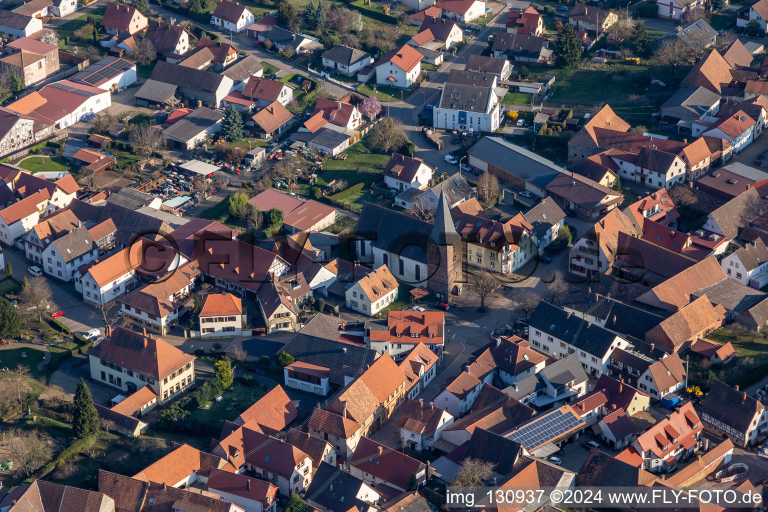 Vue aérienne de Église protestante Schweigen - Paroisse Schweigen-Rechtenbach à le quartier Schweigen in Schweigen-Rechtenbach dans le département Rhénanie-Palatinat, Allemagne