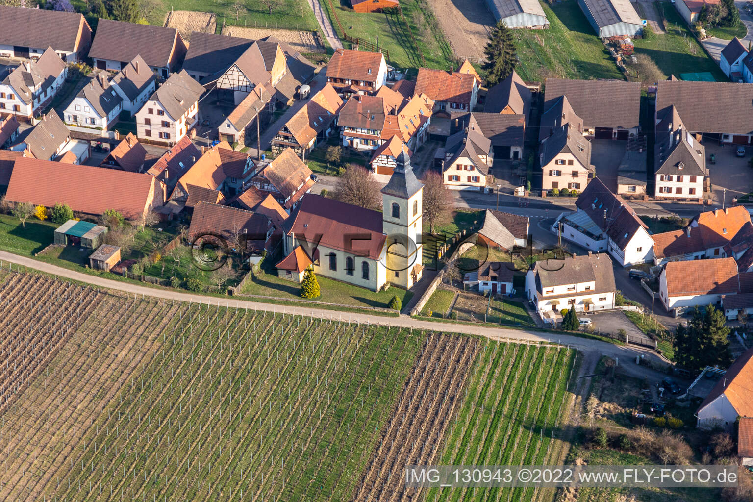 Vue aérienne de Église de Rott à Rott dans le département Bas Rhin, France