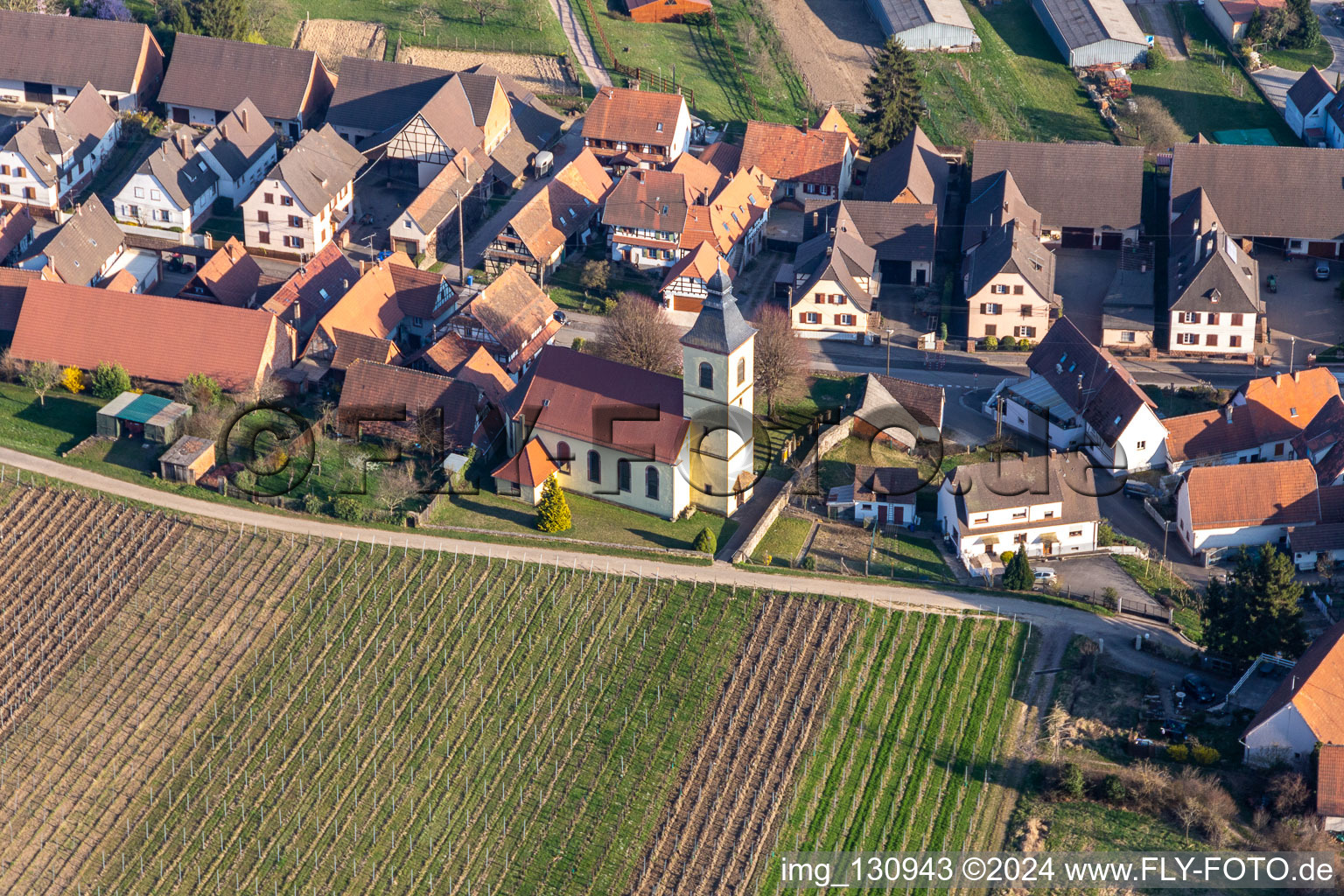 Vue aérienne de Église de Rott à Rott dans le département Bas Rhin, France