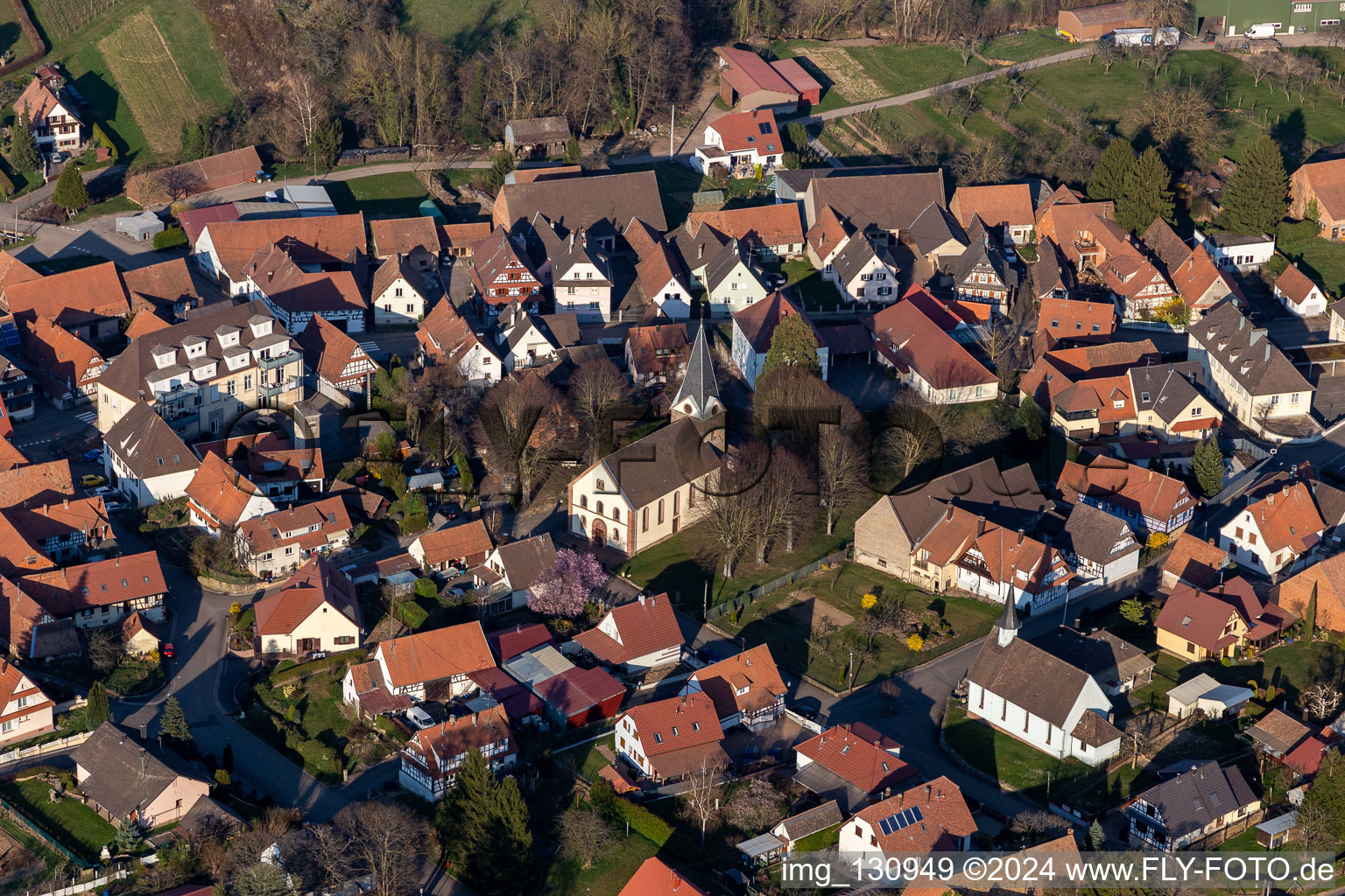 Vue aérienne de Temple Protestant Saint Laurent à Steinseltz dans le département Bas Rhin, France