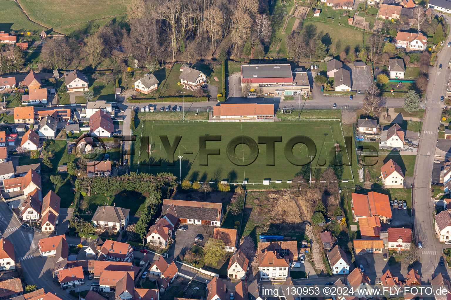 Vue aérienne de Terrain de foot à Riedseltz dans le département Bas Rhin, France