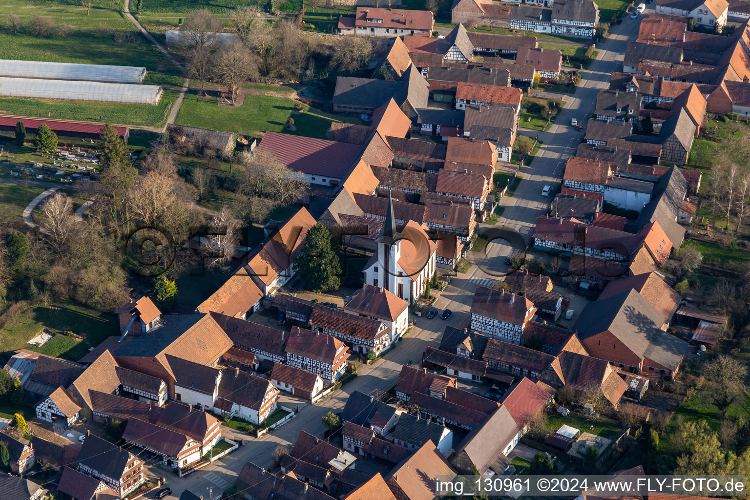 Vue aérienne de Eglise réformée de Seebach à Seebach dans le département Bas Rhin, France