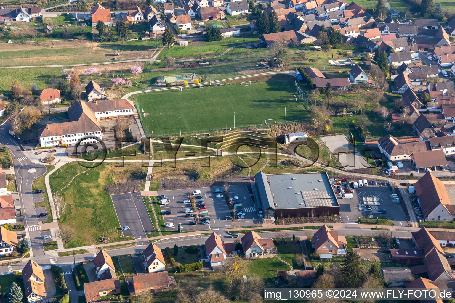 Vue aérienne de Ecole Primaire Mixte;:Carrefour à Seebach dans le département Bas Rhin, France