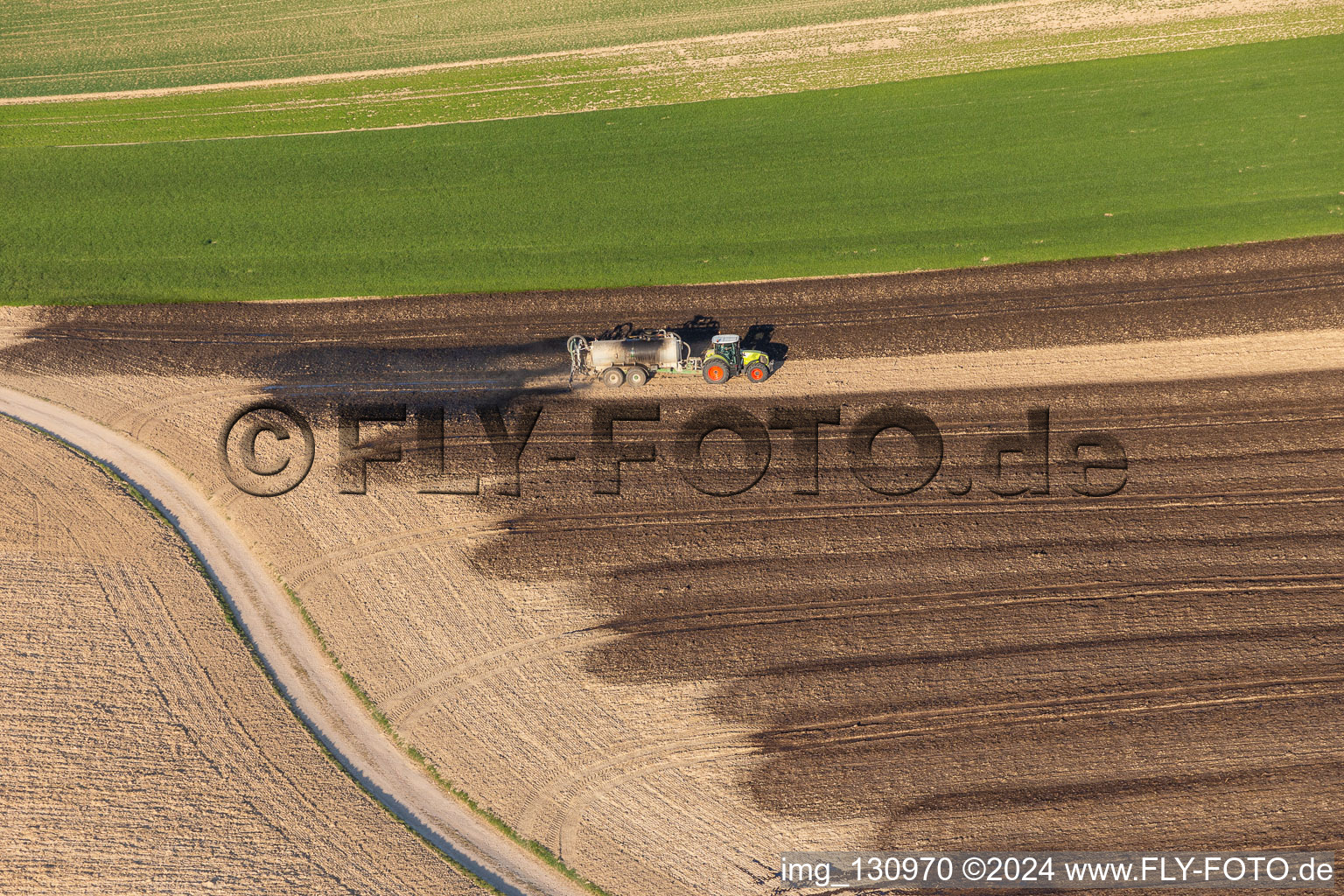 Vue aérienne de Épandage de fumier à Niederlauterbach dans le département Bas Rhin, France