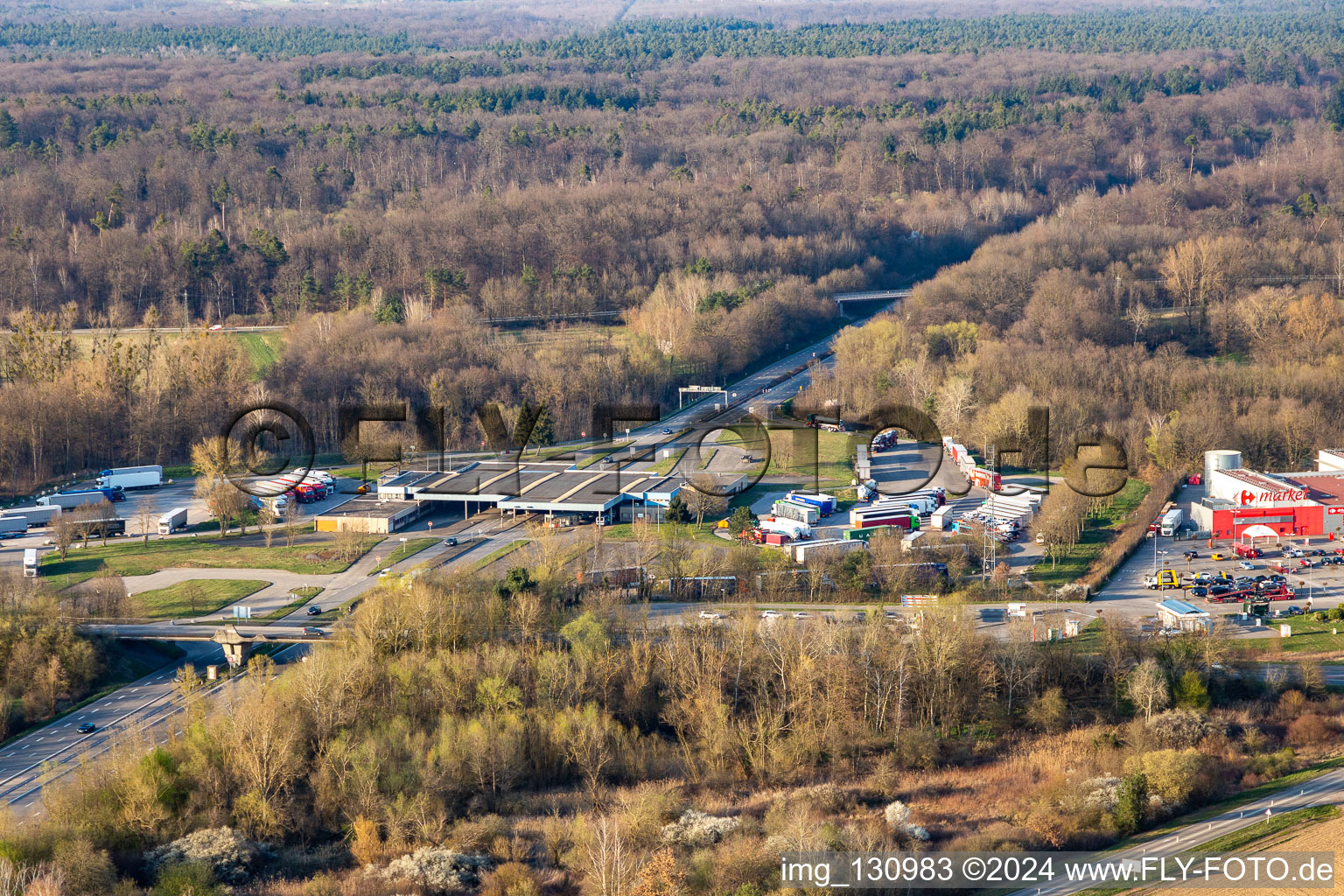 Vue aérienne de Supermarché Carrefour Scheibenhard à Scheibenhard dans le département Bas Rhin, France