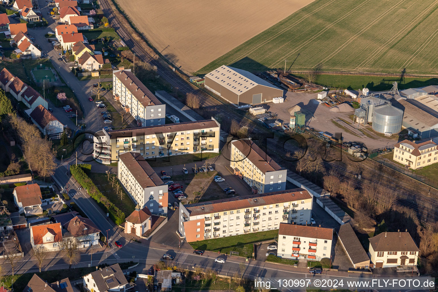 Vue aérienne de Cité de la Chapelle à Lauterbourg dans le département Bas Rhin, France