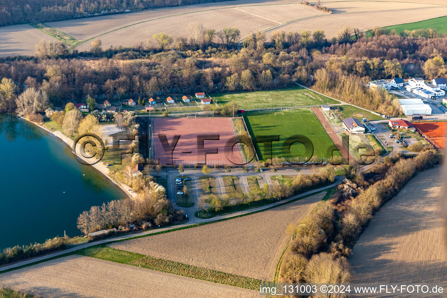 Vue aérienne de Terrain de football à le quartier Neuburg in Neuburg am Rhein dans le département Rhénanie-Palatinat, Allemagne