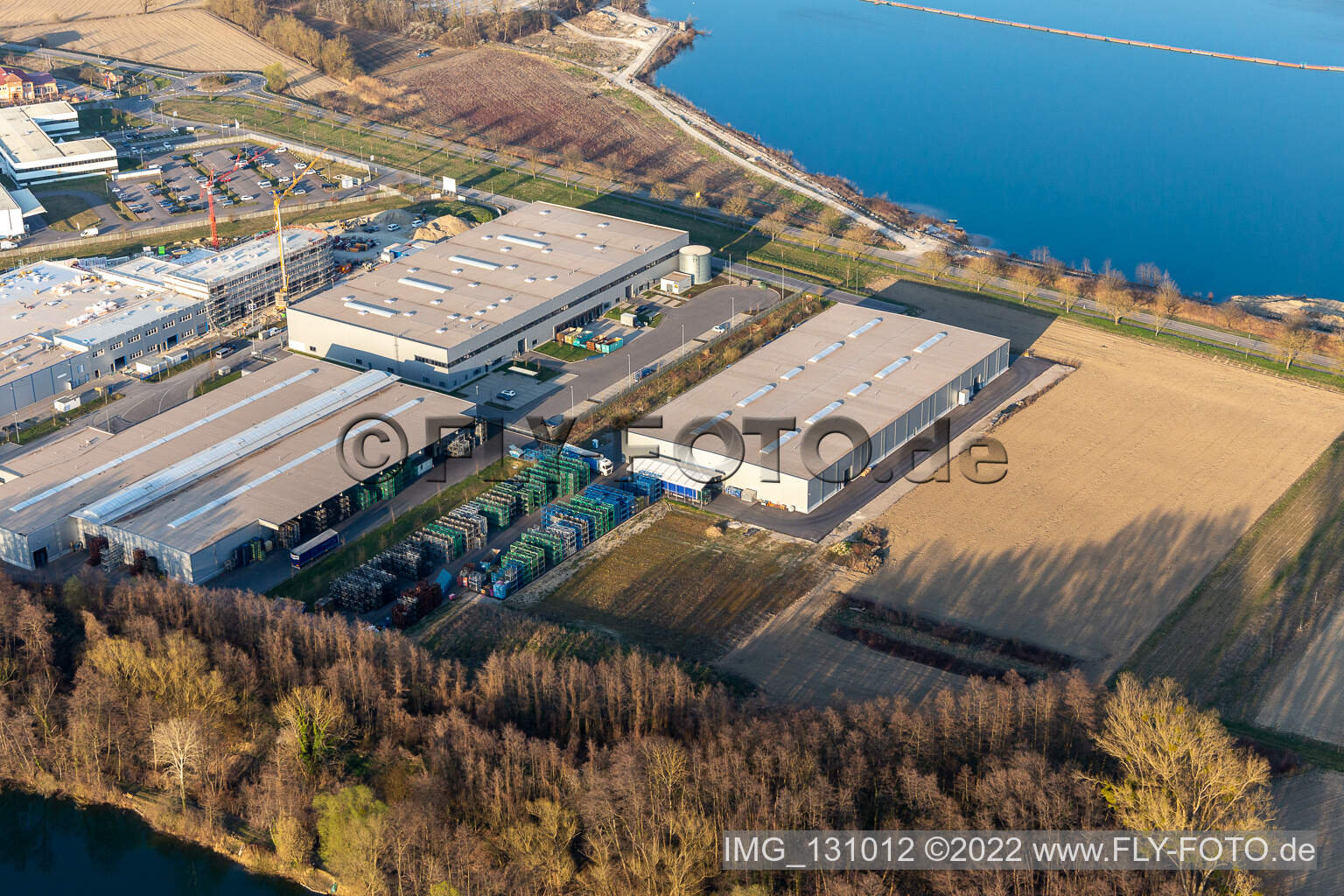 Vue aérienne de LINDE + WIEMANN Allemagne SE ; Faurecia Interior Systems GmbH ; Groke Doors GmbH, usine Hagenbach à Hagenbach dans le département Rhénanie-Palatinat, Allemagne