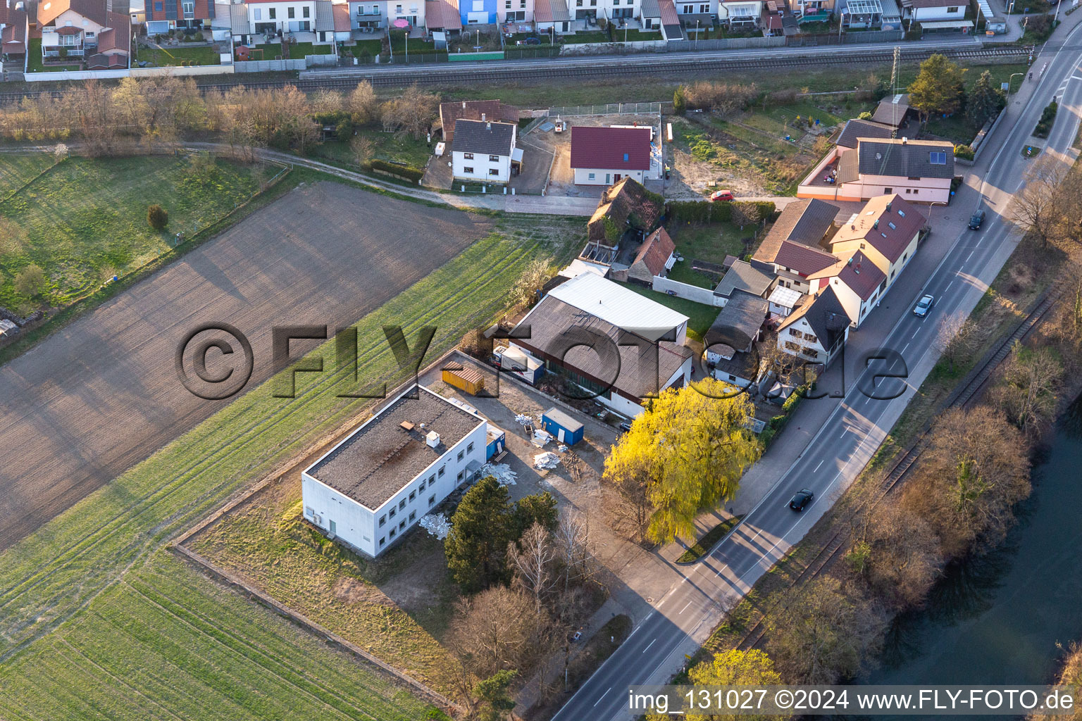 Vue aérienne de Rheinstrasse à Hagenbach dans le département Rhénanie-Palatinat, Allemagne