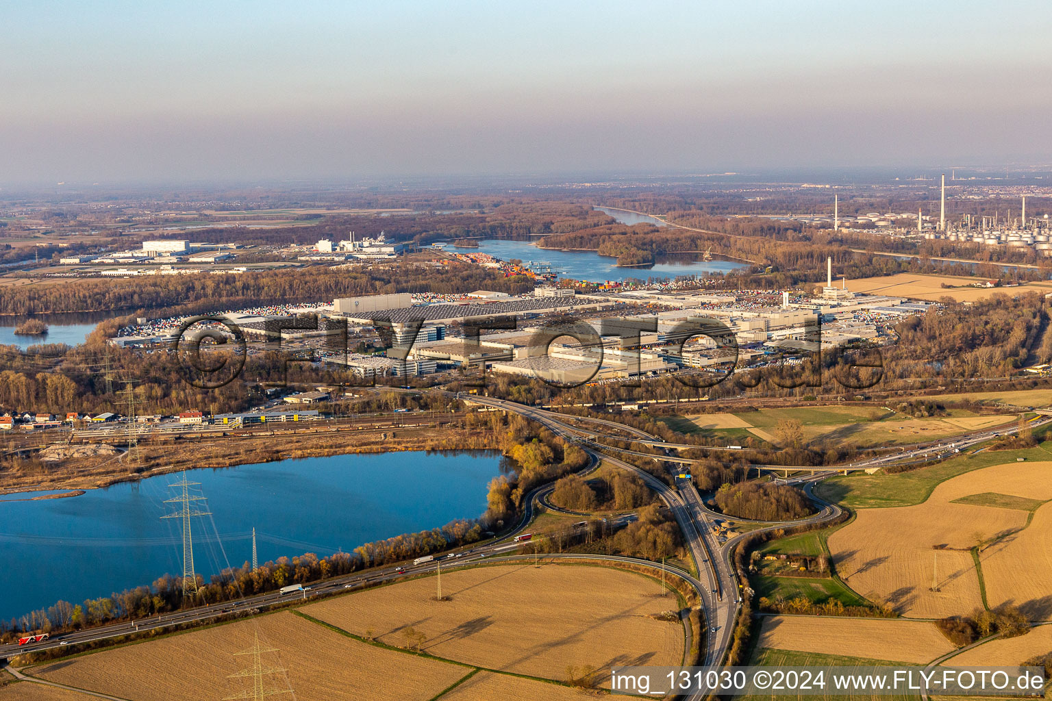 Vue aérienne de Camions Mercedes-Benz à le quartier Maximiliansau in Wörth am Rhein dans le département Rhénanie-Palatinat, Allemagne