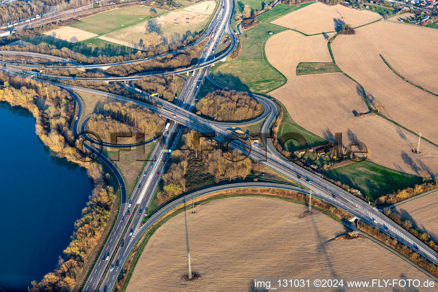 Vue aérienne de Jonction A65-B10 Wörther Kreuz à le quartier Maximiliansau in Wörth am Rhein dans le département Rhénanie-Palatinat, Allemagne