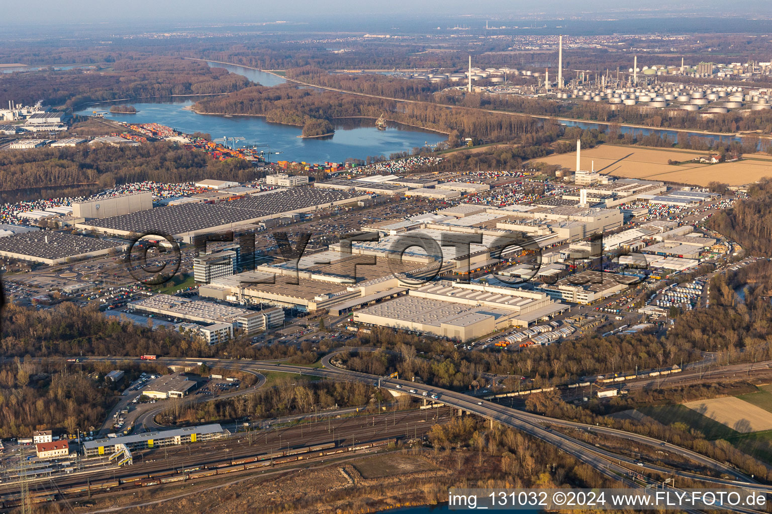 Vue aérienne de Camions Mercedes-Benz à le quartier Maximiliansau in Wörth am Rhein dans le département Rhénanie-Palatinat, Allemagne