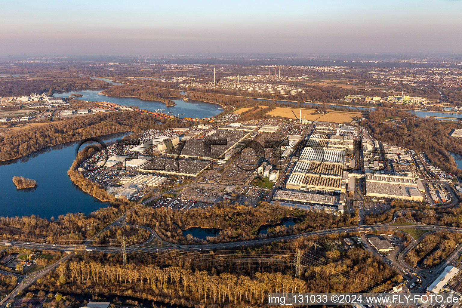 Vue aérienne de Usine Wörth am Rhein de camions Mercedes-Benz à le quartier Maximiliansau in Wörth am Rhein dans le département Rhénanie-Palatinat, Allemagne