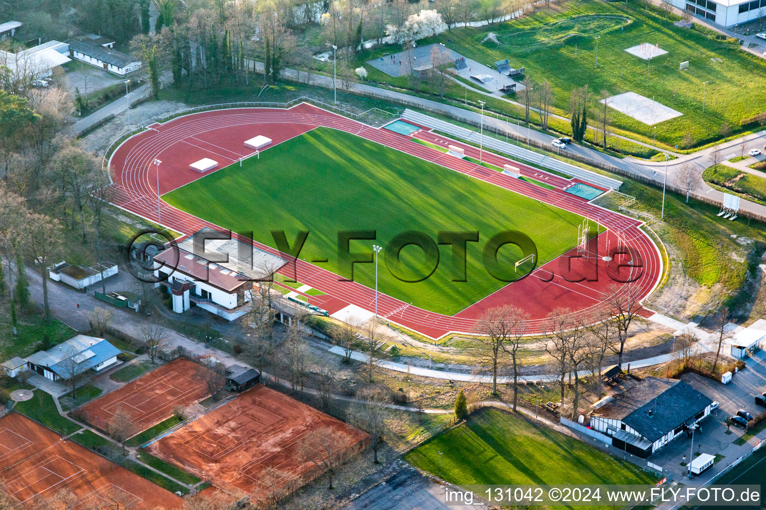 Vue aérienne de Nouveau gazon dans le Bienwaldstadion du VfR 1976 Kandel eV à Kandel dans le département Rhénanie-Palatinat, Allemagne