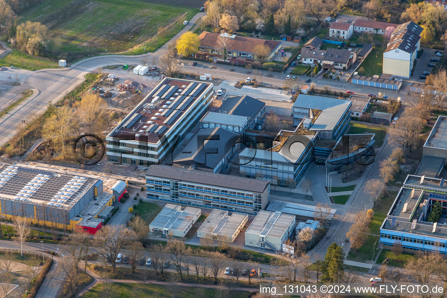 Vue aérienne de Nouveau bâtiment école polyvalente intégrée Kandel à Kandel dans le département Rhénanie-Palatinat, Allemagne