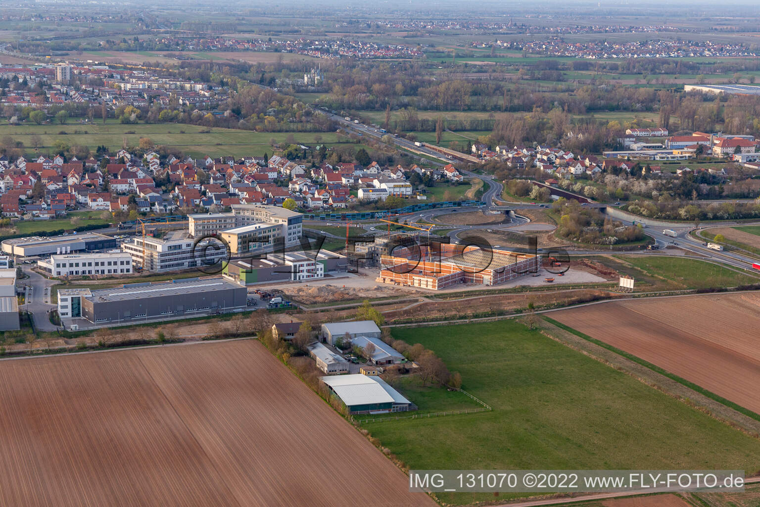 Vue aérienne de Parc d'activités au parc des expositions à le quartier Queichheim in Landau in der Pfalz dans le département Rhénanie-Palatinat, Allemagne