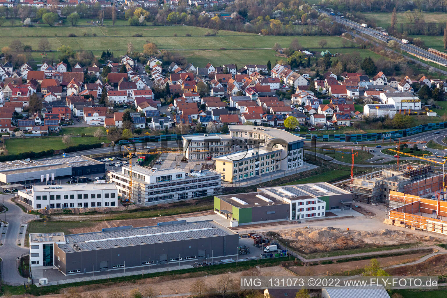 Vue aérienne de EmiCo Emission Control Systems GmbH à le quartier Queichheim in Landau in der Pfalz dans le département Rhénanie-Palatinat, Allemagne