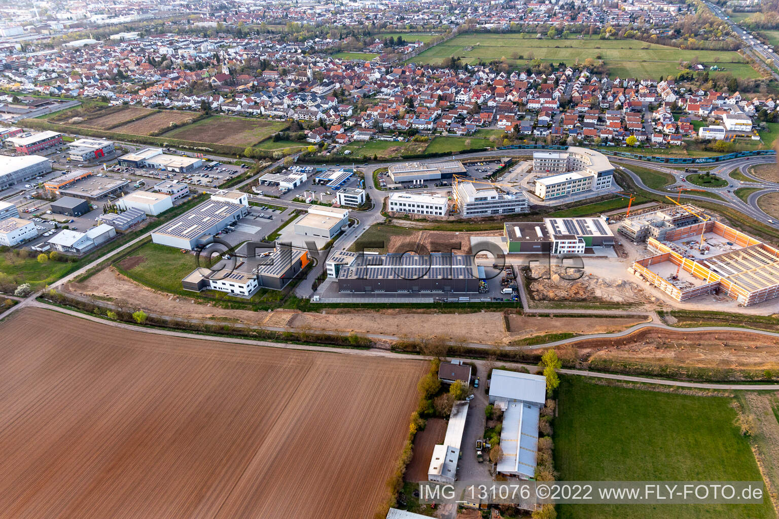 Vue aérienne de EmiCo Emission Control Systems GmbH, parc d'activités au parc des expositions à le quartier Queichheim in Landau in der Pfalz dans le département Rhénanie-Palatinat, Allemagne