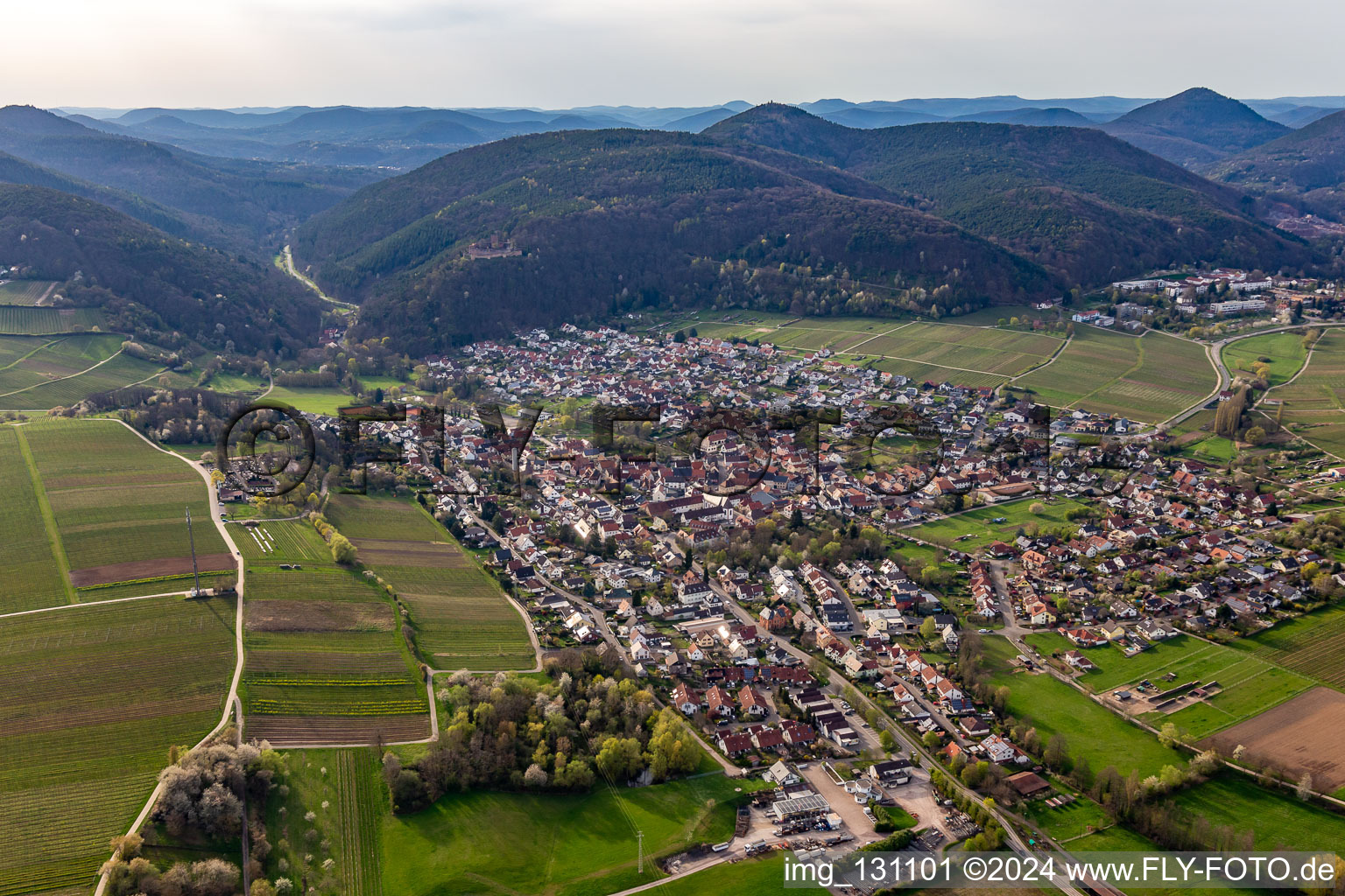 Vue aérienne de Vallée de Klingbach à Klingenmünster dans le département Rhénanie-Palatinat, Allemagne