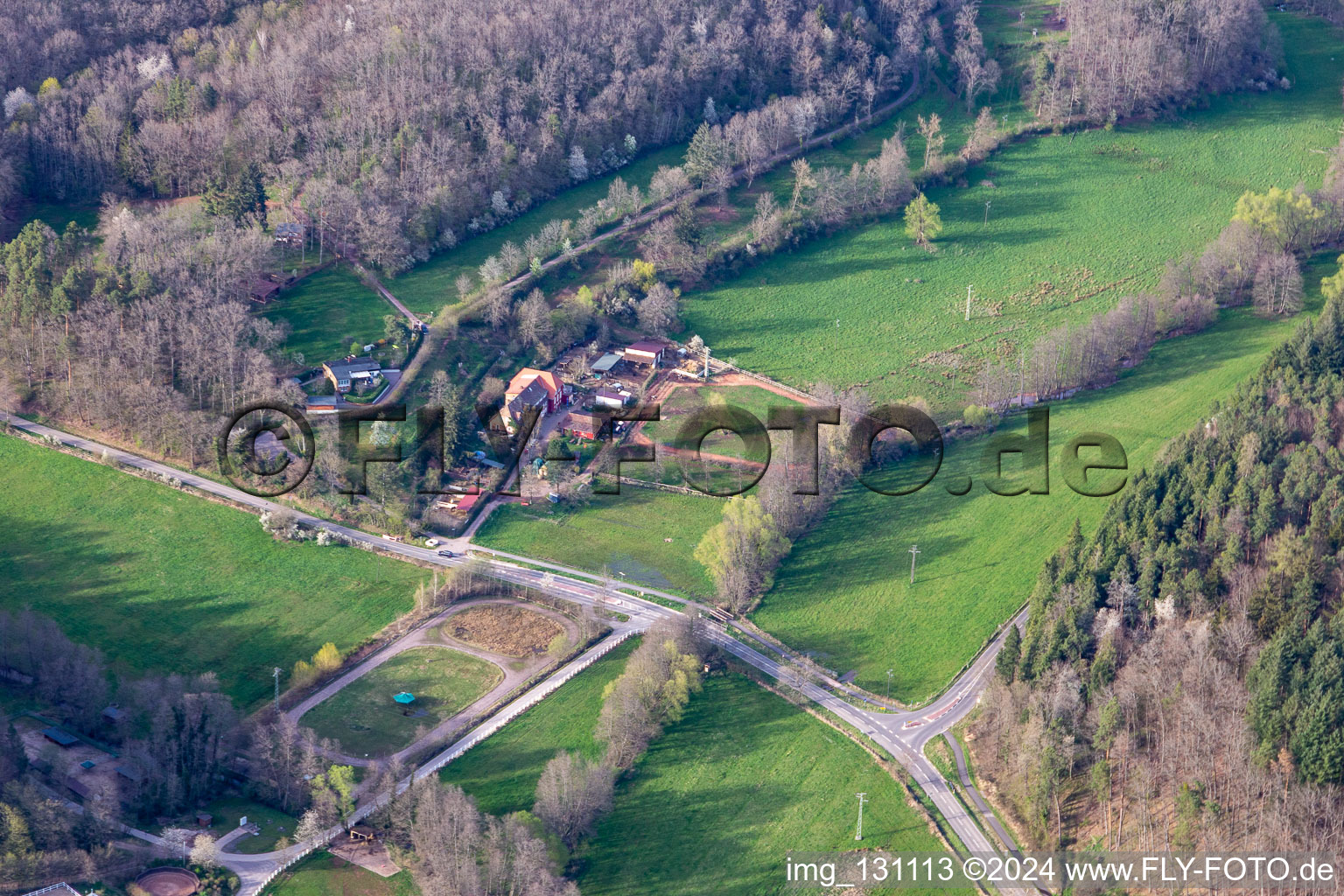 Vue aérienne de Vogelstockerhof à Eußerthal dans le département Rhénanie-Palatinat, Allemagne