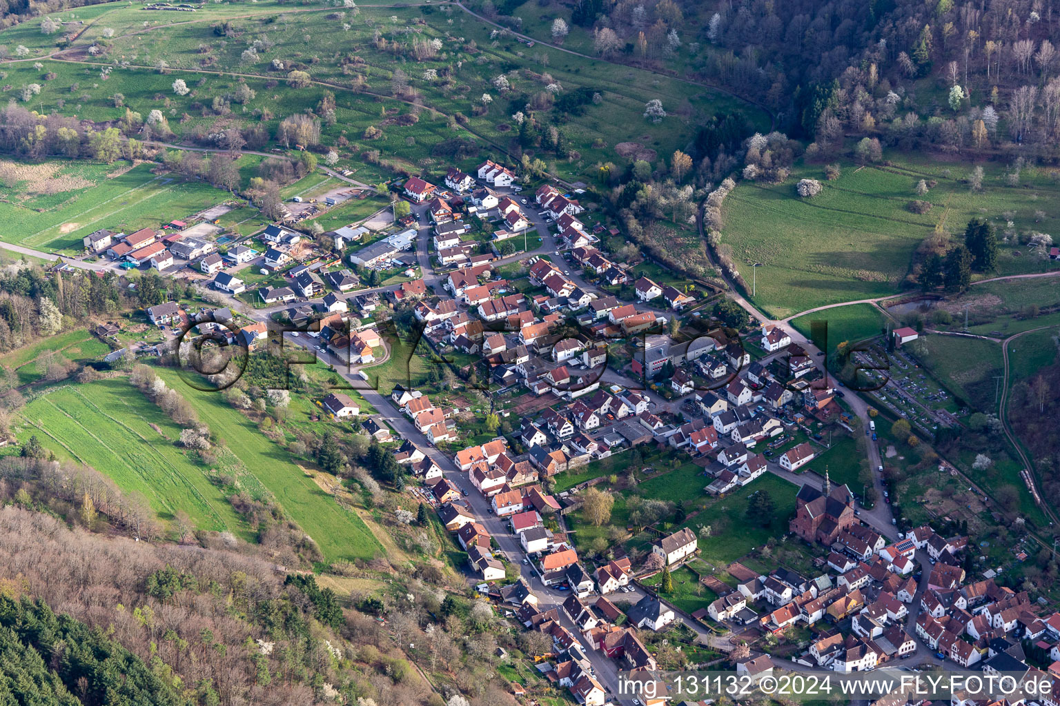 Vue aérienne de Eußerthal dans le département Rhénanie-Palatinat, Allemagne