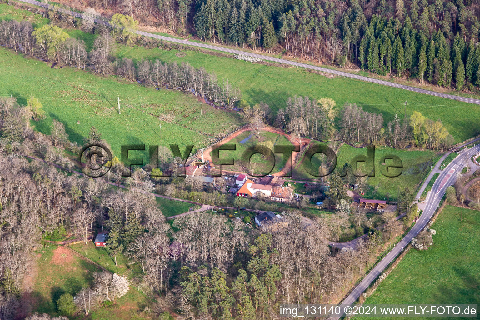 Vue aérienne de Vogelstockerhof à Eußerthal dans le département Rhénanie-Palatinat, Allemagne