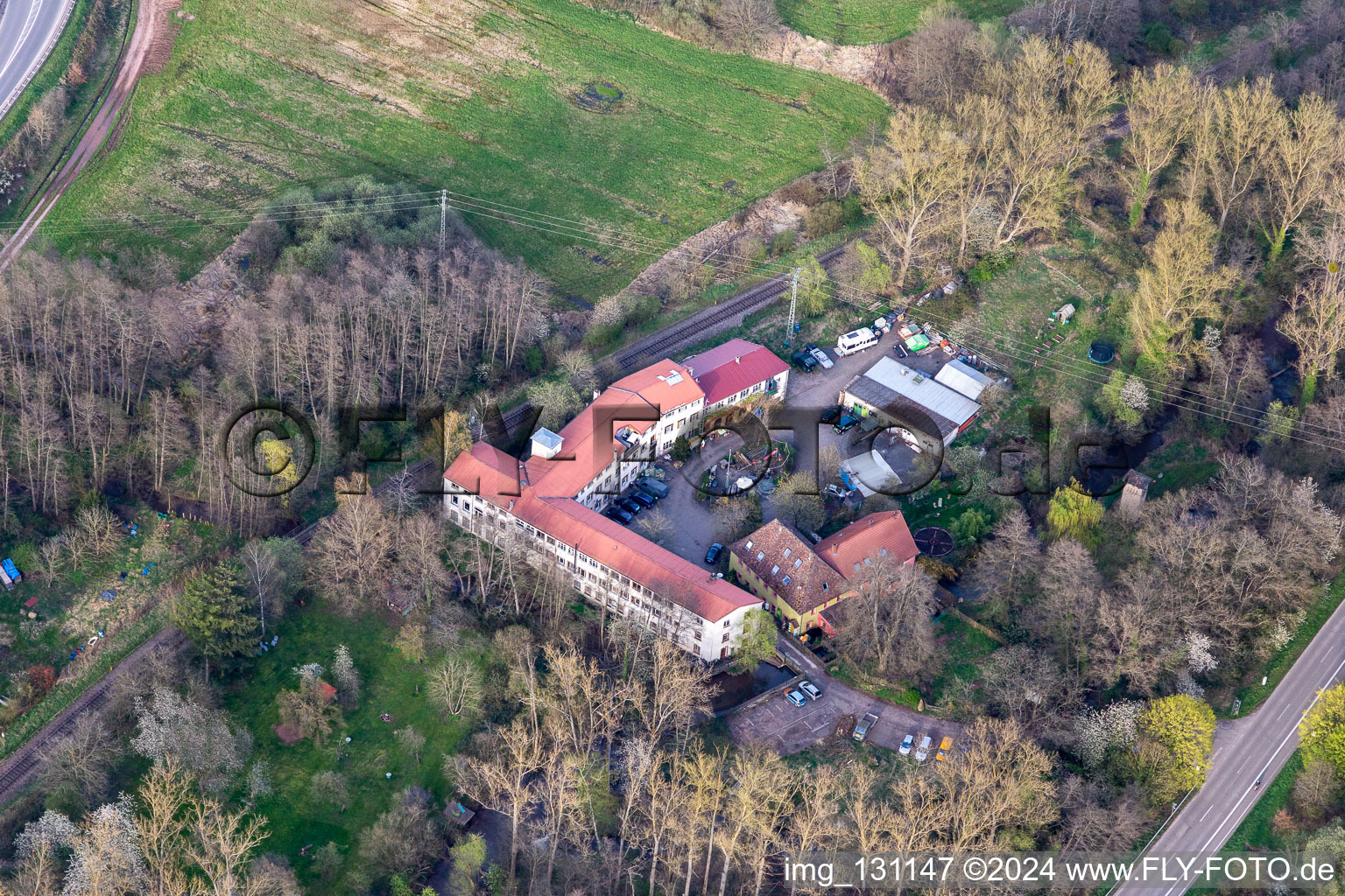 Vue aérienne de HOLZ & SONNE Cuisson de biomasse et technologie solaire GmbH à le quartier Queichhambach in Annweiler am Trifels dans le département Rhénanie-Palatinat, Allemagne