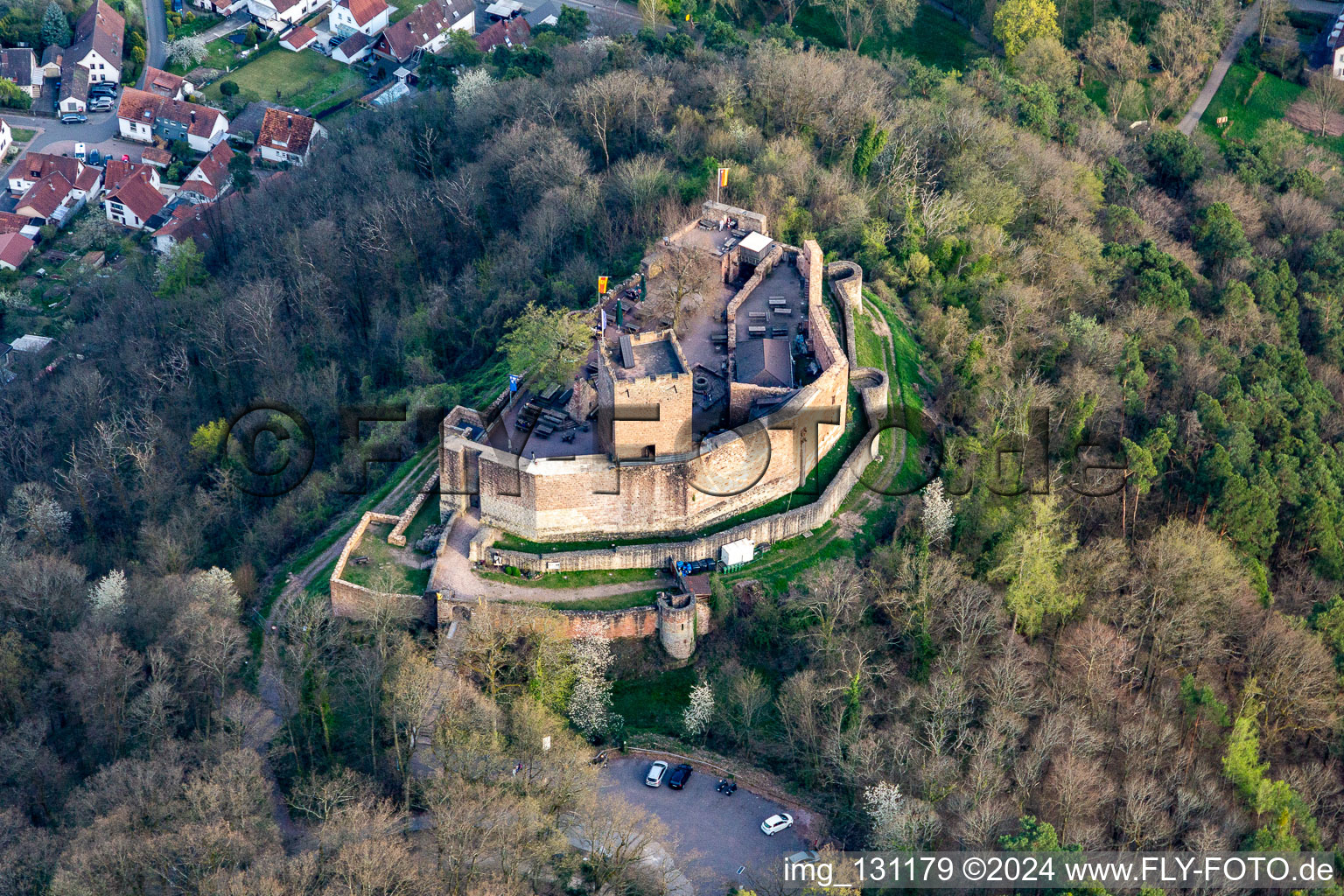 Vue aérienne de Ruines du château de Landeck à Klingenmünster à Klingenmünster dans le département Rhénanie-Palatinat, Allemagne