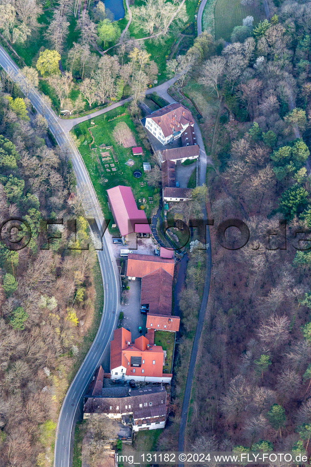 Vue aérienne de Domaine viticole Porzelt à Klingenmünster dans le département Rhénanie-Palatinat, Allemagne