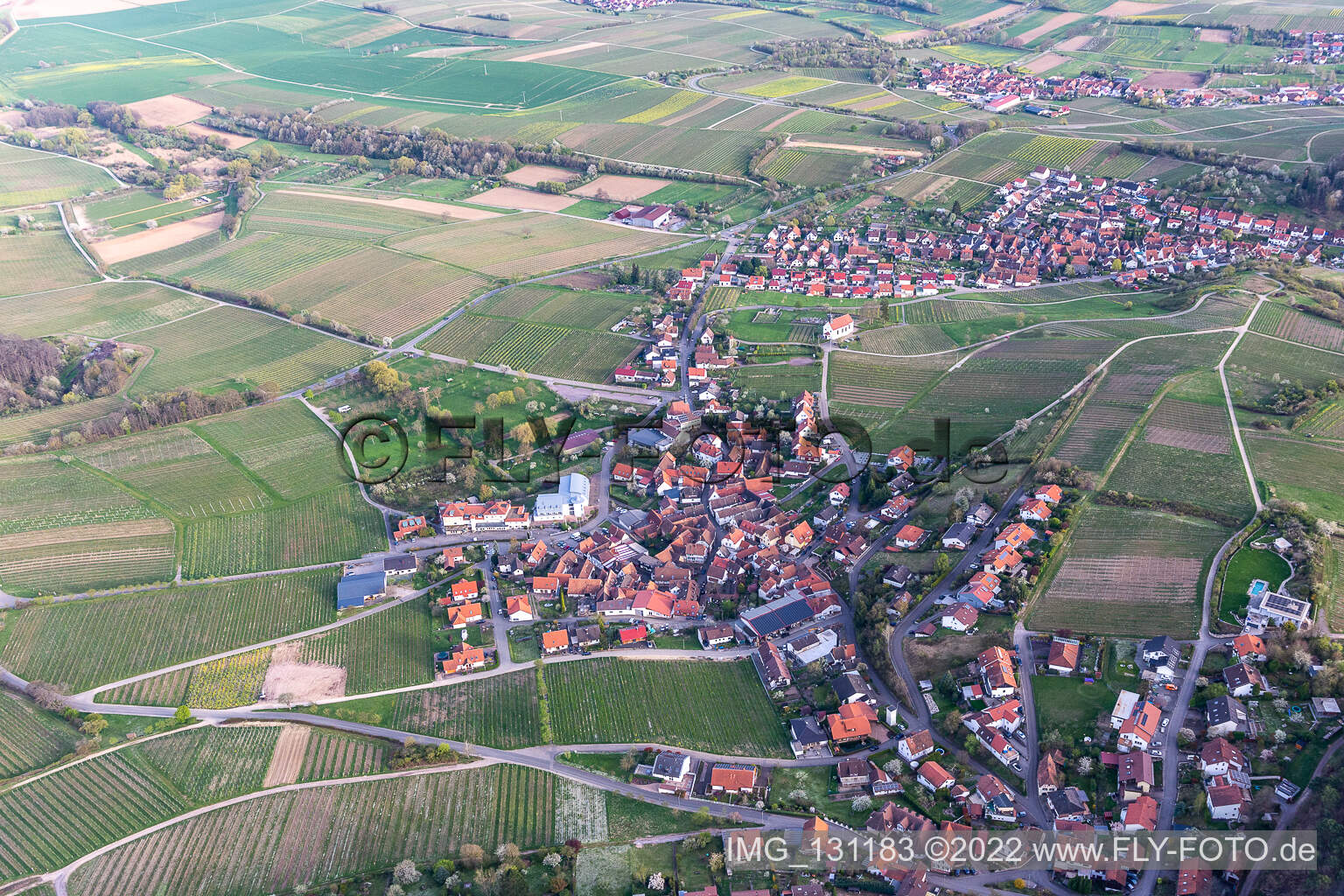Quartier Gleiszellen in Gleiszellen-Gleishorbach dans le département Rhénanie-Palatinat, Allemagne du point de vue du drone