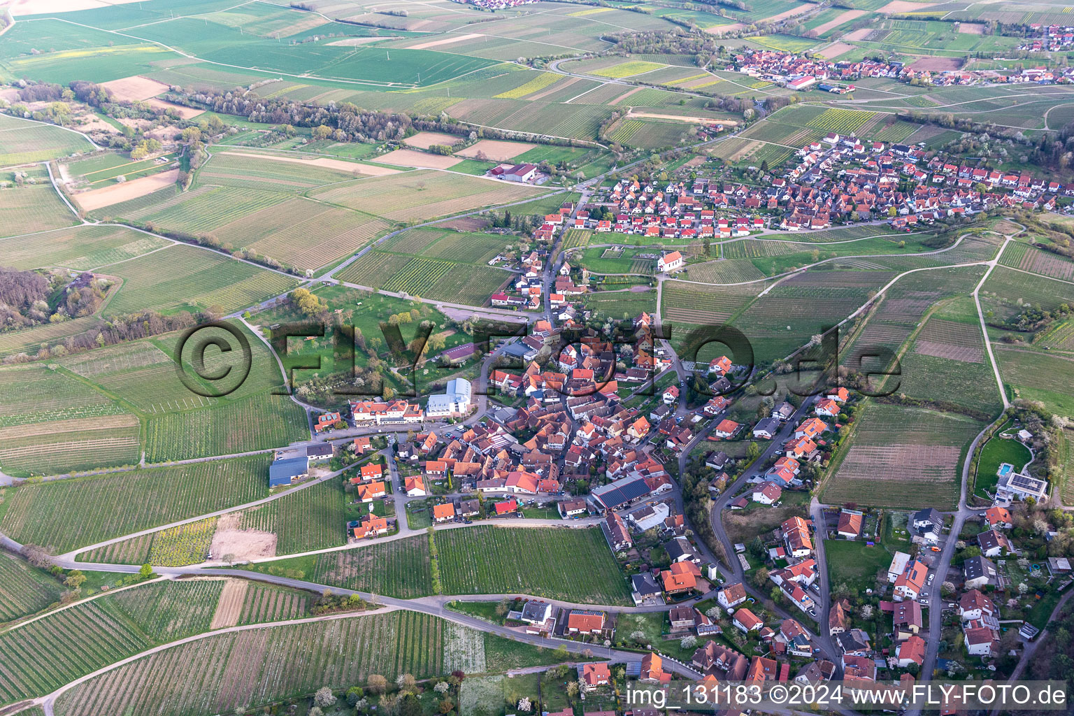 Quartier Gleiszellen in Gleiszellen-Gleishorbach dans le département Rhénanie-Palatinat, Allemagne du point de vue du drone