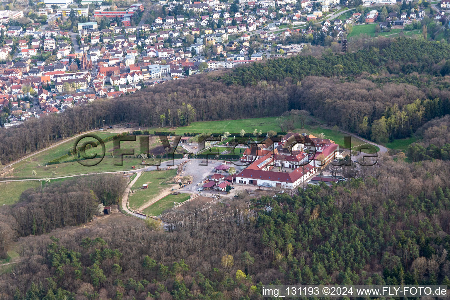 Vue aérienne de Monastère de Liebfrauenberg à Bad Bergzabern dans le département Rhénanie-Palatinat, Allemagne