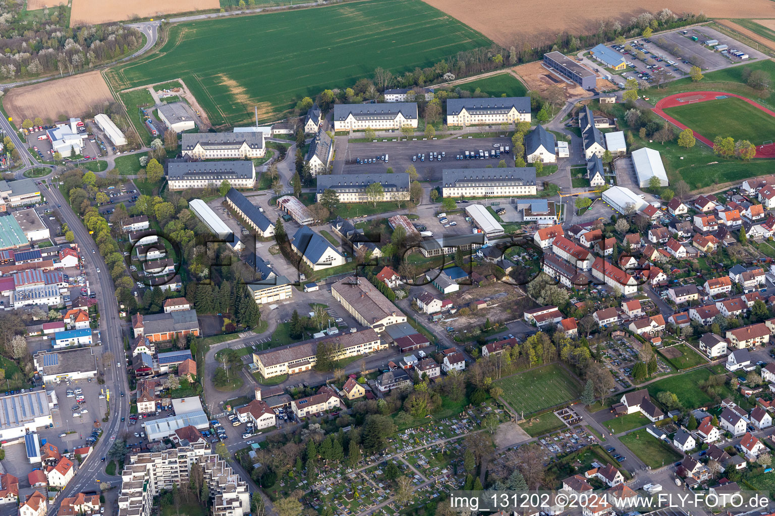 Vue aérienne de Centre électronique de la Bundeswehr dans la caserne Mackensen à Bad Bergzabern dans le département Rhénanie-Palatinat, Allemagne