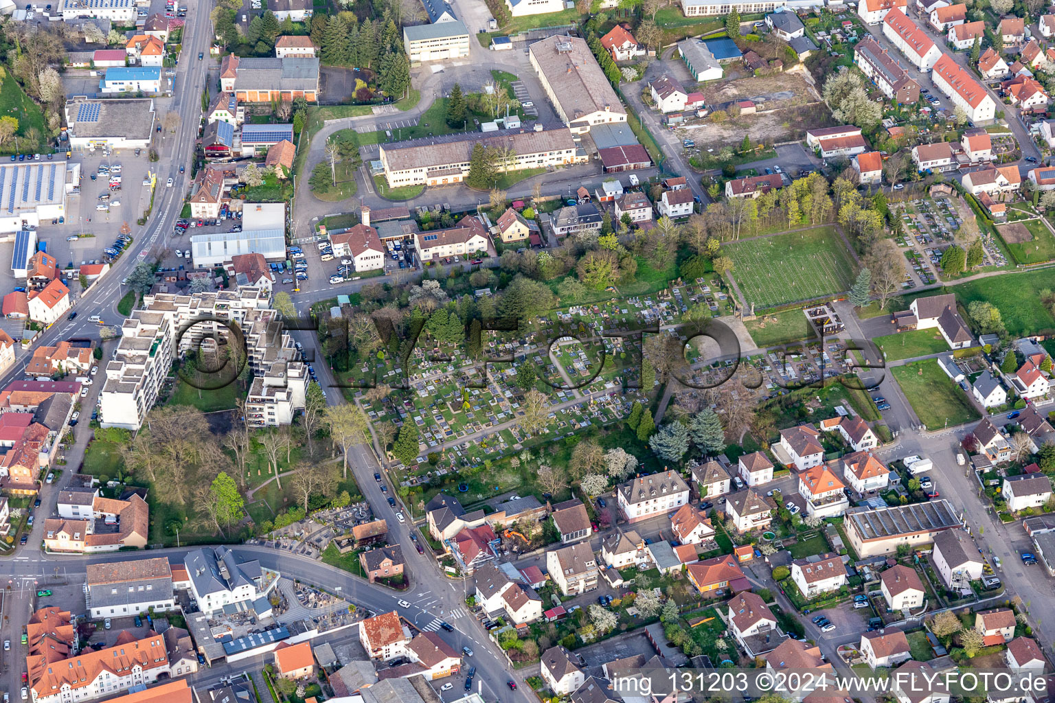 Vue aérienne de Cimetière à Bad Bergzabern dans le département Rhénanie-Palatinat, Allemagne