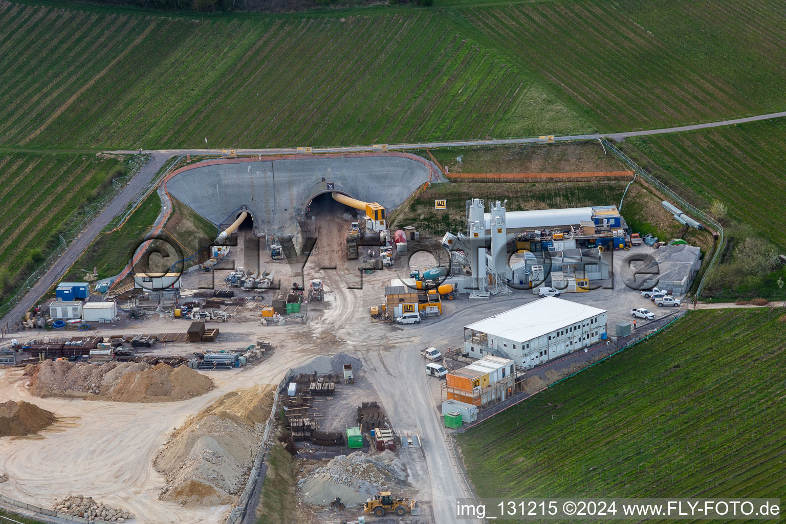 Chantier du portail du tunnel à Bad Bergzabern à Dörrenbach dans le département Rhénanie-Palatinat, Allemagne d'en haut