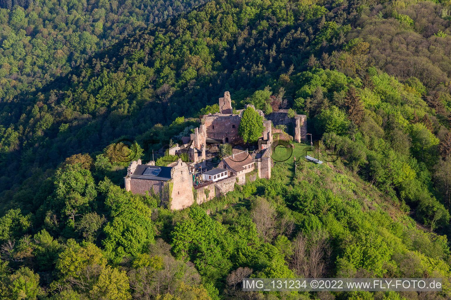 Madenbourg à Eschbach dans le département Rhénanie-Palatinat, Allemagne du point de vue du drone