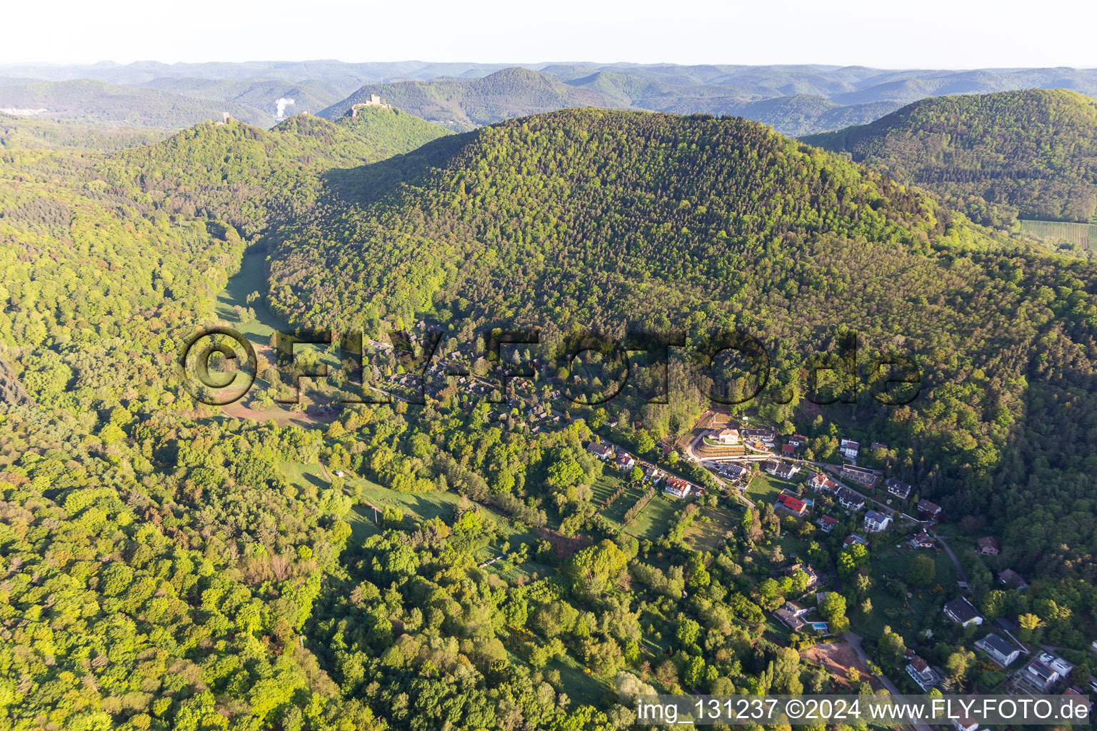 Vallée de Birnbachtal à Leinsweiler dans le département Rhénanie-Palatinat, Allemagne d'en haut