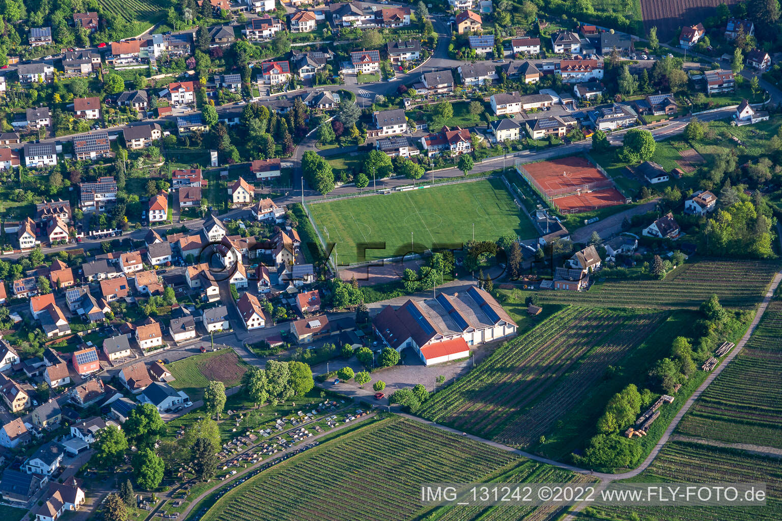 Vue aérienne de TuS Albersweiler 1982 eV et Löwensteinhalle à Albersweiler dans le département Rhénanie-Palatinat, Allemagne